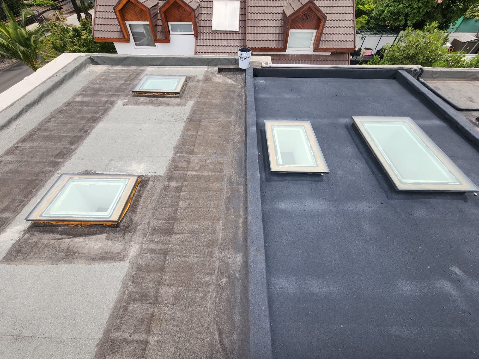 Comparación Sin MEMBRAX vs Con MEMBRAX: cubierta residencial con membrana de caucho proyectado alrededor de tragaluces