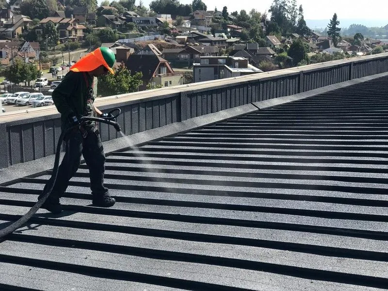 Aplicación de membrana de caucho proyectado con equipo airless sobre cubierta metálica