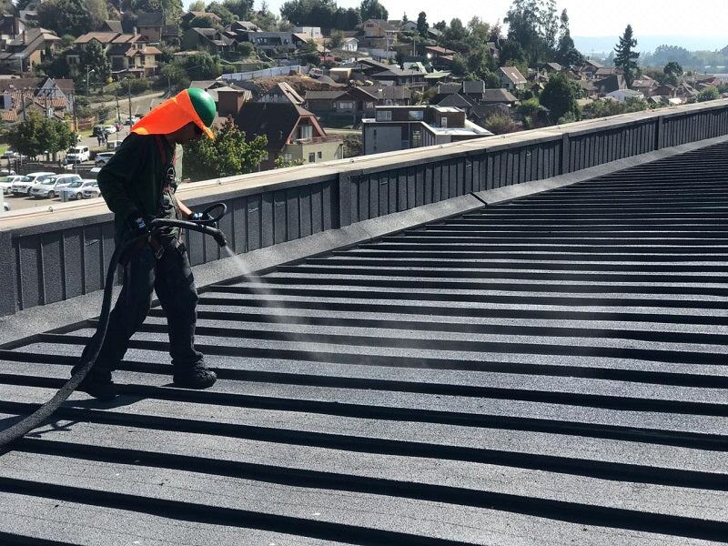 Aplicación en frío de caucho líquido proyectado sobre cubierta de zinc